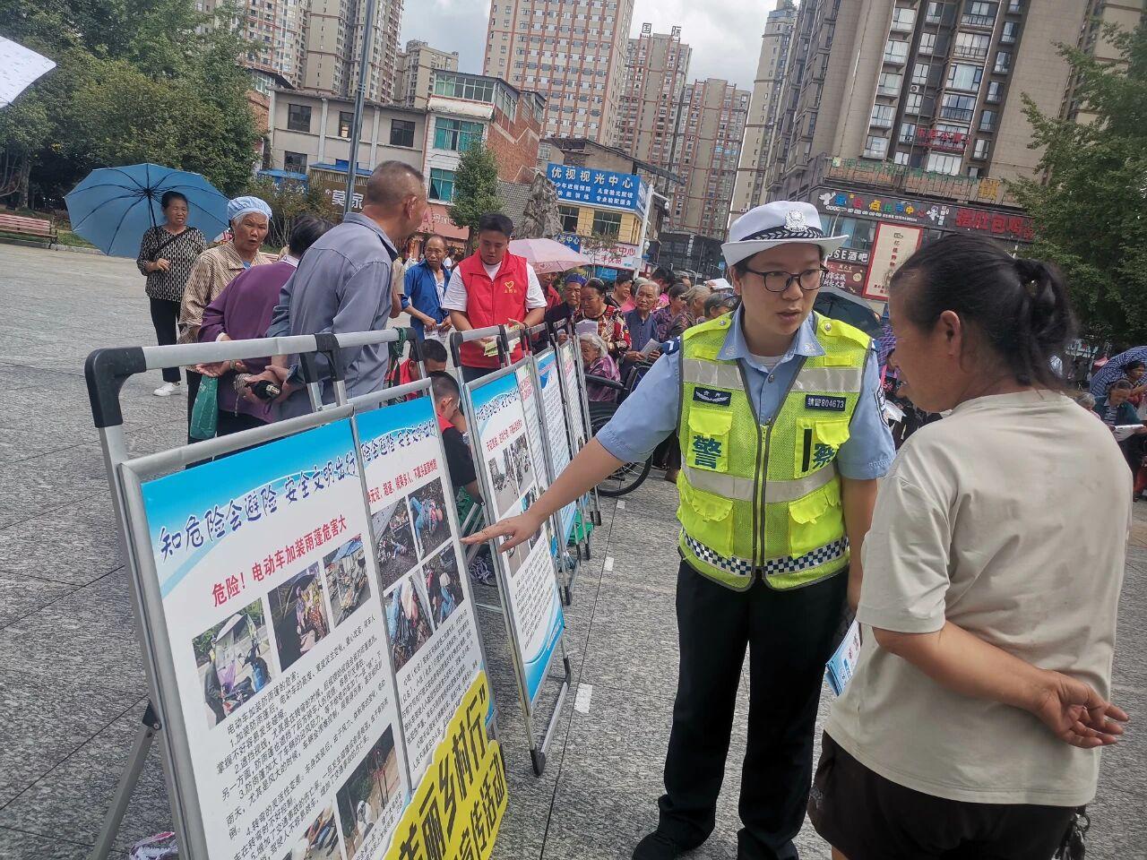 貴州獨(dú)山多部門聯(lián)合開(kāi)展交通安全宣傳 花燈說(shuō)唱讓安全知識(shí)“活”起來(lái)