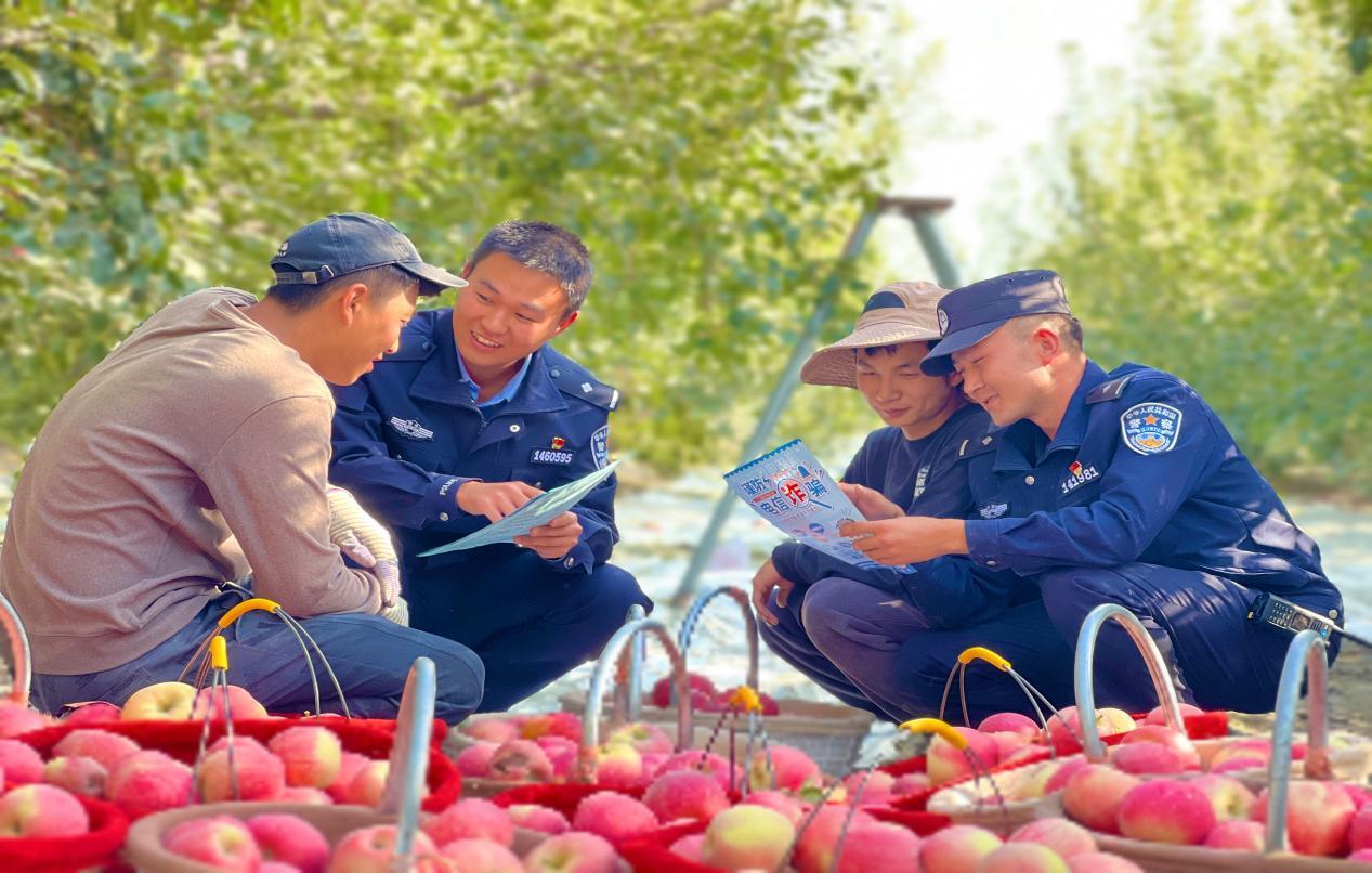 “雙十一”，新疆溫宿警方反詐宣傳到果園