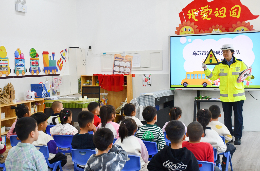 新疆烏蘇市：多部門聯(lián)合進(jìn)校園普法宣傳潤童心