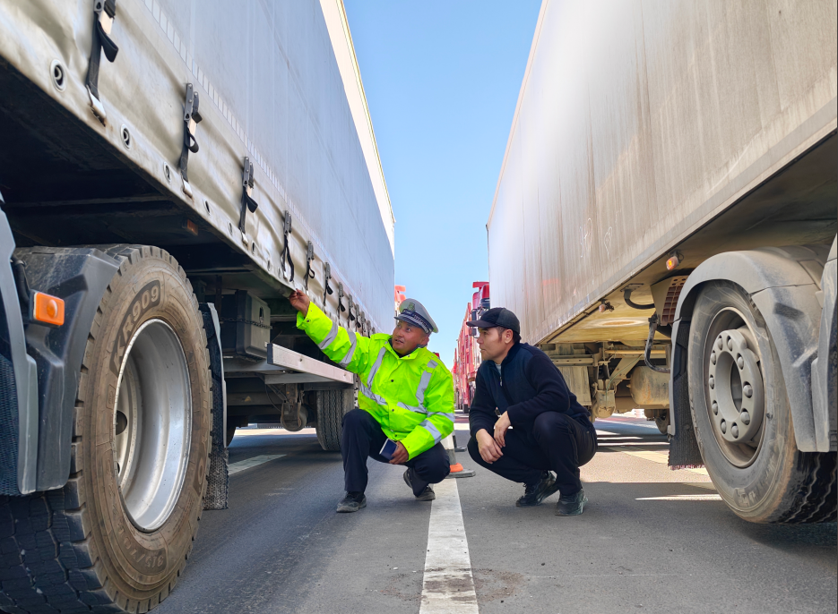 新疆烏恰：交警排查車輛隱患 筑牢道路交通安全